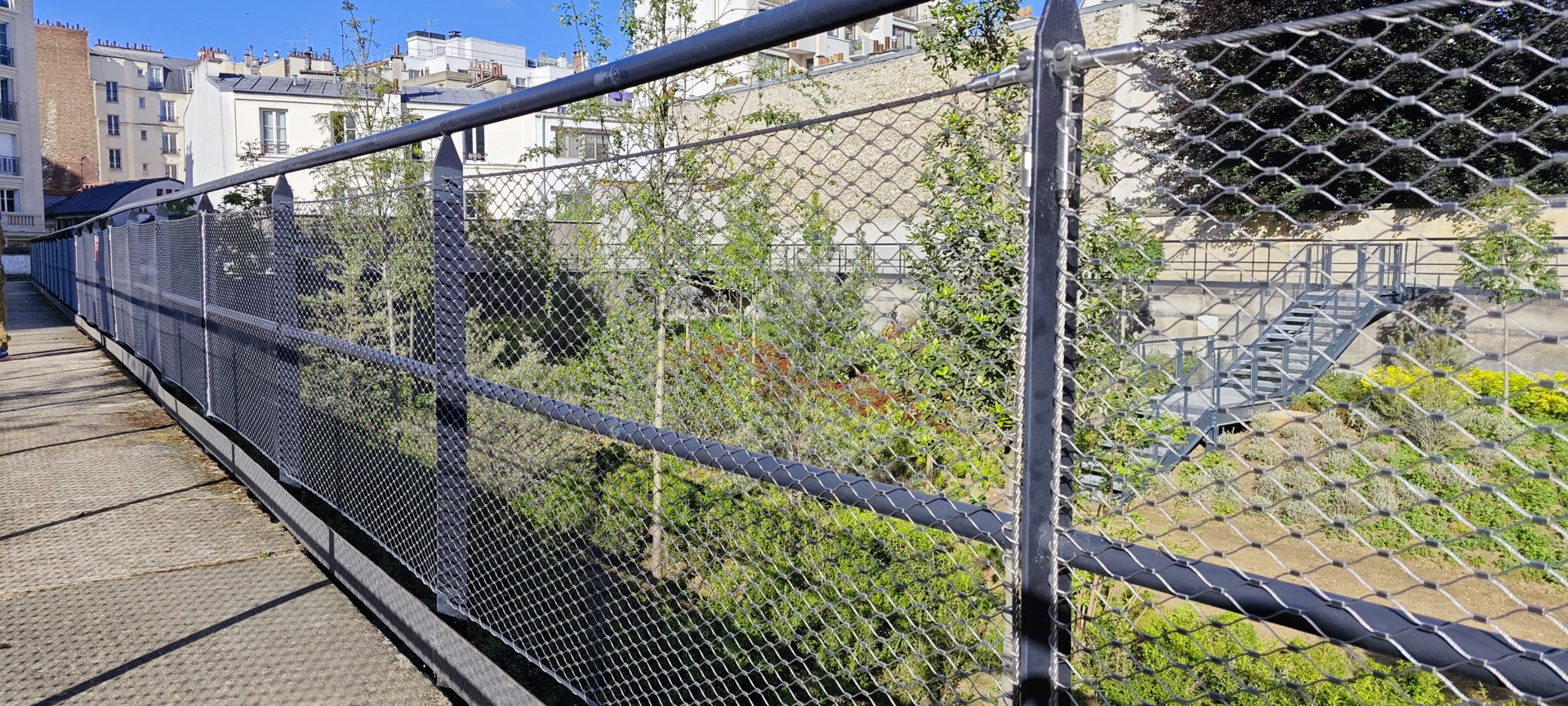 Filets inox le long d’une passerelle — STICK-IT FRANCE