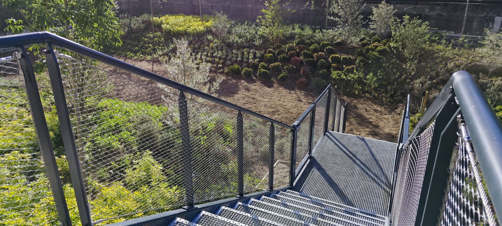 Filets inox en bordure d’escalier — STICK-IT FRANCE