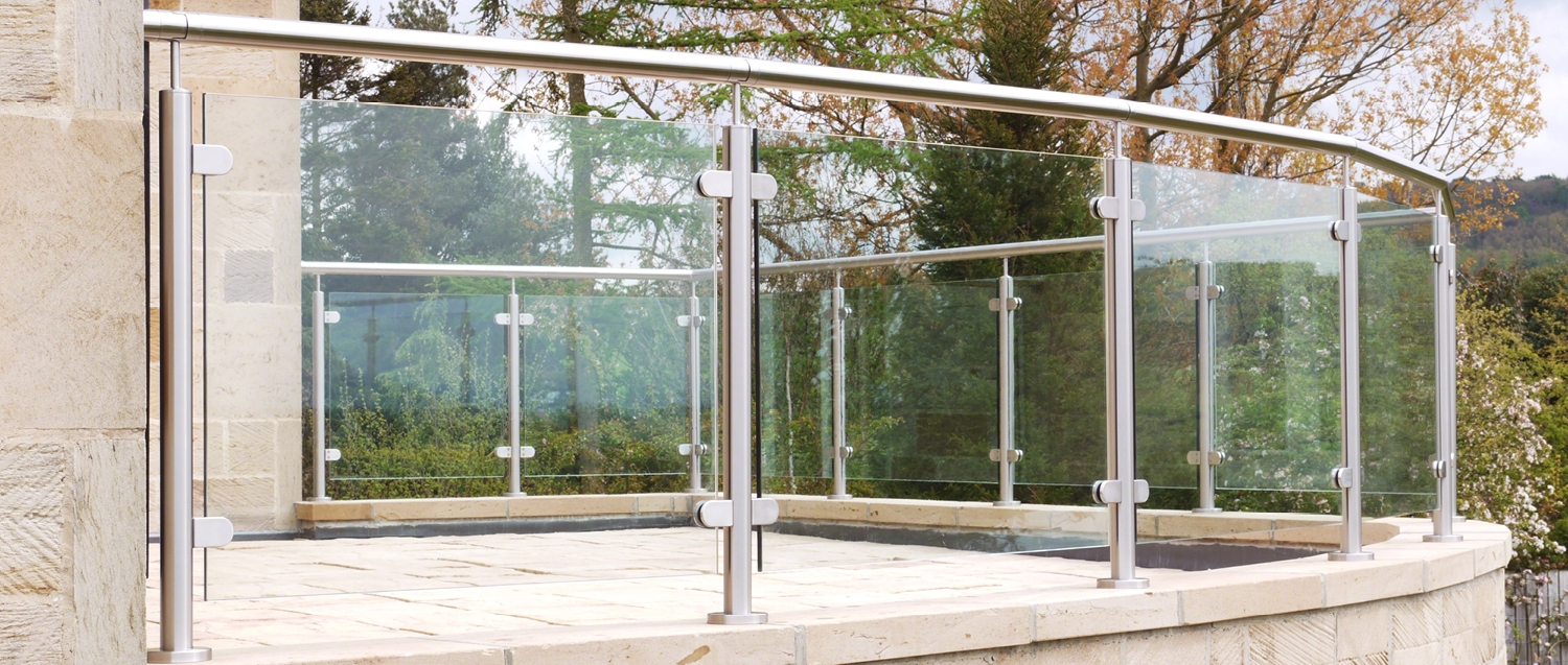 Terrasse équipée d’un garde-corps en inox et verre — STICK-IT FRANCE