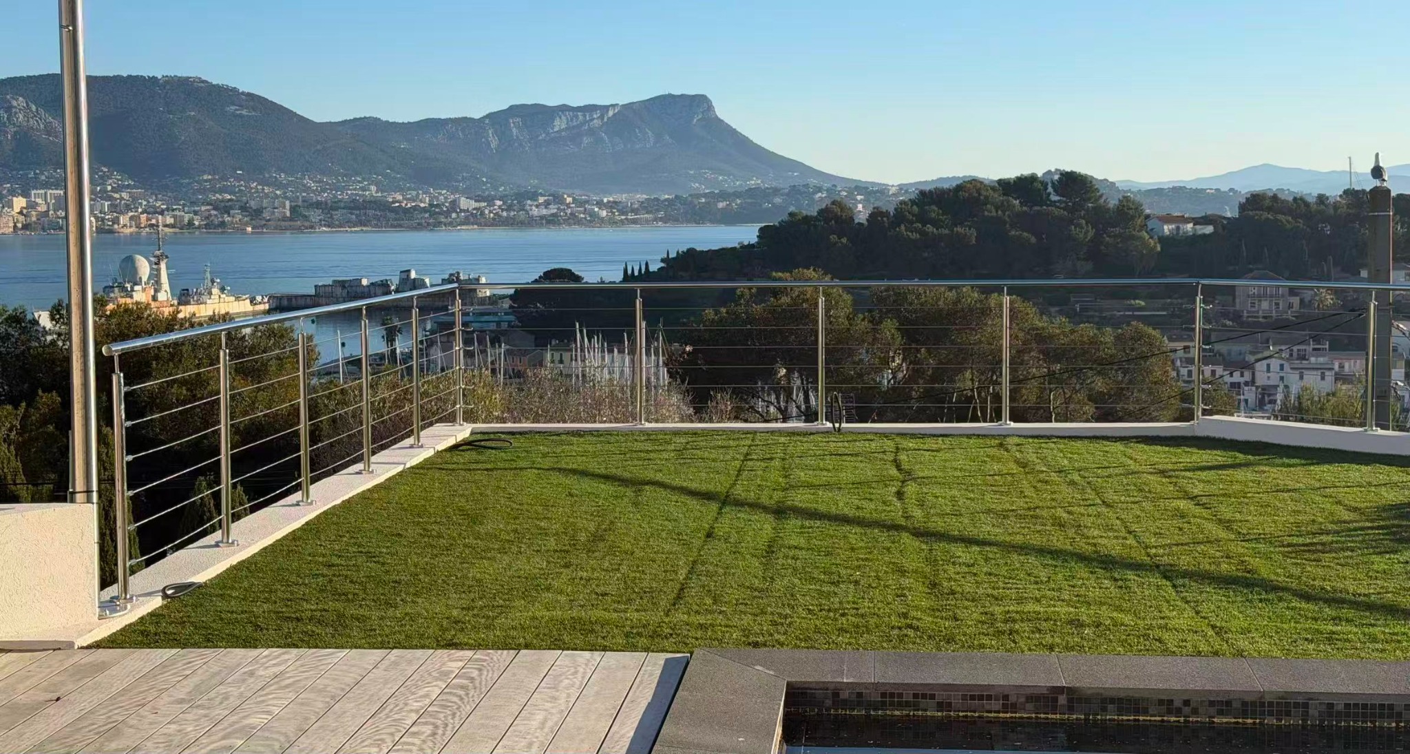Garde-corps à câbles inox sur la terrasse d’une villa à Toulon, avec vue sur mer — STICK-IT FRANCE